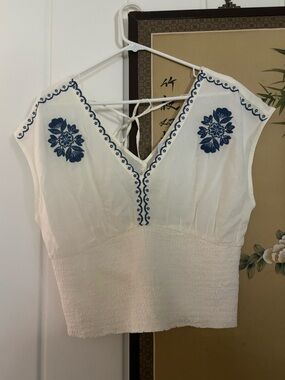 White Sleeveless Old Navy V-Neck Top with Blue Embroidery L Petite